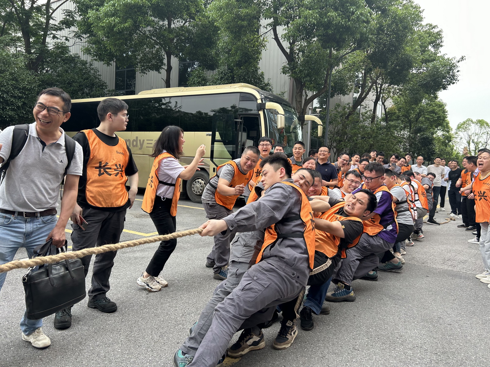 加油！加油！凝“绳”聚力，“k8凯发杯”首届拔河比赛火热开赛