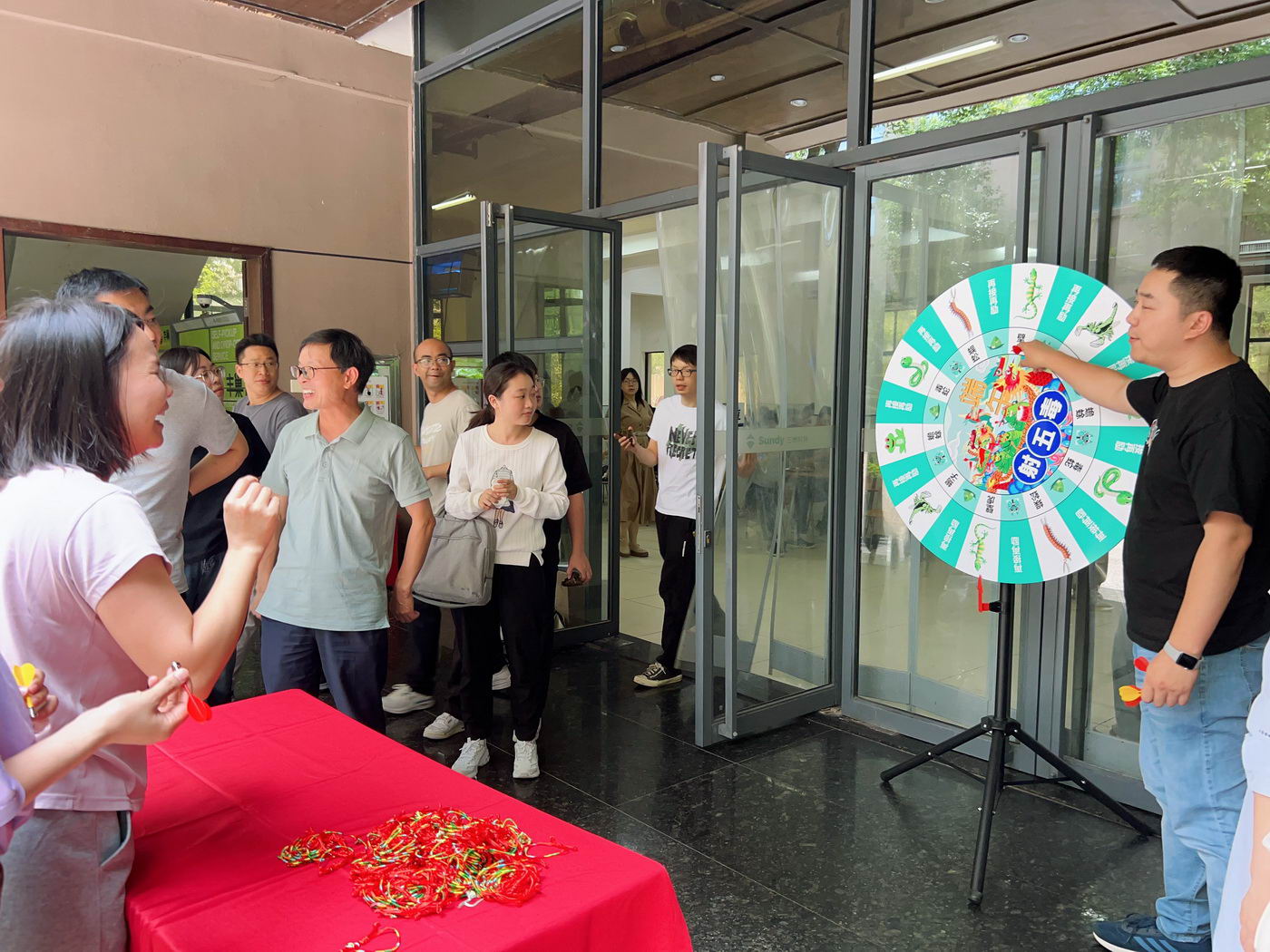 端午飞镖大挑战！靶盘上的五毒大作战，太燃了！